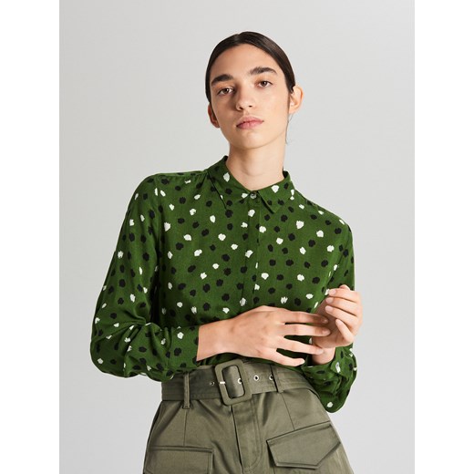 Zielona koszula damska Cropp w abstrakcyjnym wzorze z długim rękawem 