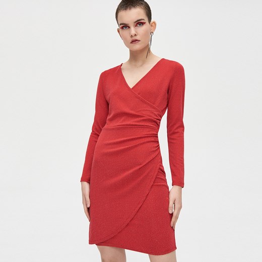 Sukienka Cropp z długim rękawem czerwona kopertowa mini 