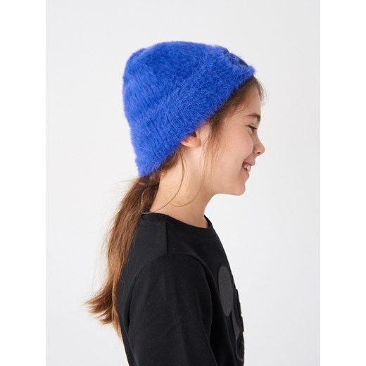 Reserved - Puszysta czapka z aplikacją - Niebieski