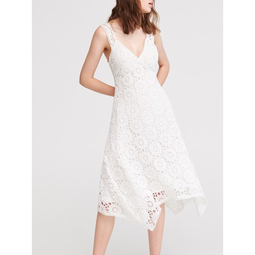 Reserved sukienka z dekoltem v koronkowa biała na urodziny bez rękawów 