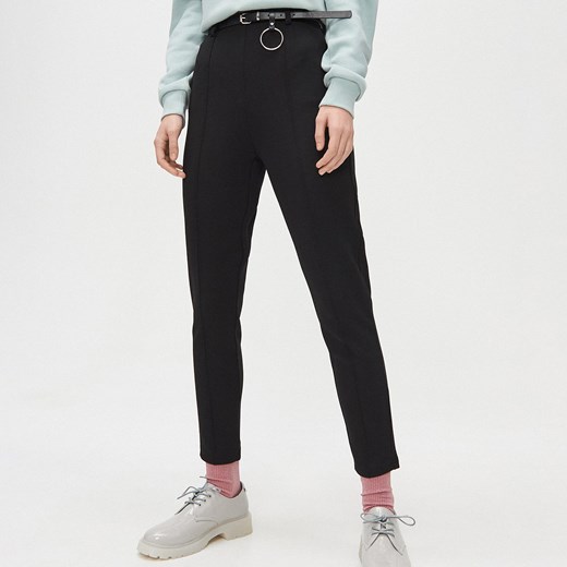 Cropp - Spodnie chino casual z paskiem - Czarny