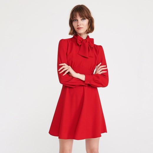 Sukienka Reserved z żabotem z długim rękawem czerwona na randkę 