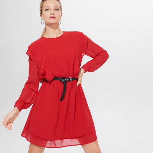 Mohito - Szyfowa sukienka z paskiem - Czerwony  Mohito 38 