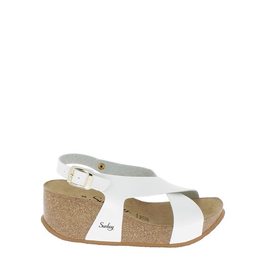 Skórzane sandały w kolorze białym na koturnie