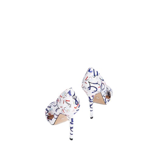 Skórzane sandały w kolorze białym ze wzorem