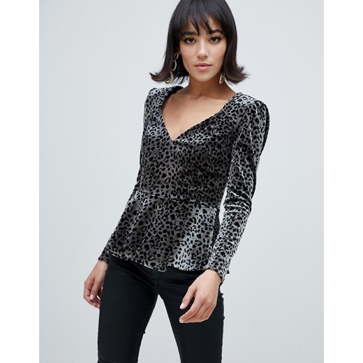 River Island – Aksamitna bluzka w panterkę z dekoltem w kształcie serca-Brązowy