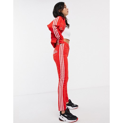 adidas Originals x Fiorucci – Czerwone spodnie z markowymi lampasami z trzema paskami i logo na kieszeniach z tyłu – część zestawu-Czerwony