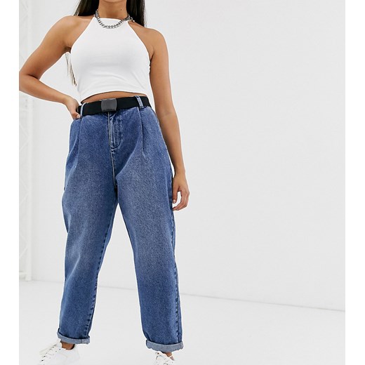 ASOS DESIGN Petite – Niebieskie jeansy boyfriend ze zwężanymi nogawkami i paskiem z taśmy