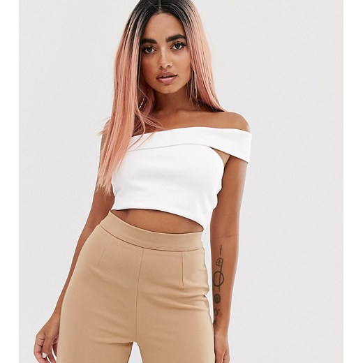 ASOS DESIGN Petite – Biały prążkowany krótszy top na jedno ramię