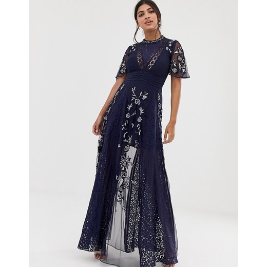 Amelia Rose – Granatowa sukienka o długości maxi z haftowanym wzorem i z koronkowymi wstawkami-Granatowy