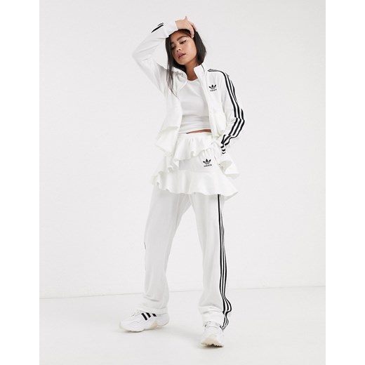 adidas Originals × J KOO – Welurowe spodnie dresowe z logo trefoil i falbanką w kolorze złamanej bieli-Biały