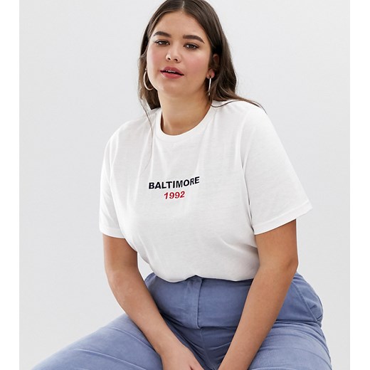 Daisy Street Plus –T-shirt o fasonie boyfriend z haftowanym logo-Biały