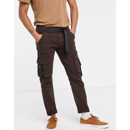 ASOS DESIGN – Brązowe dopasowane jeansy z kieszeniami i paskiem-Brązowy