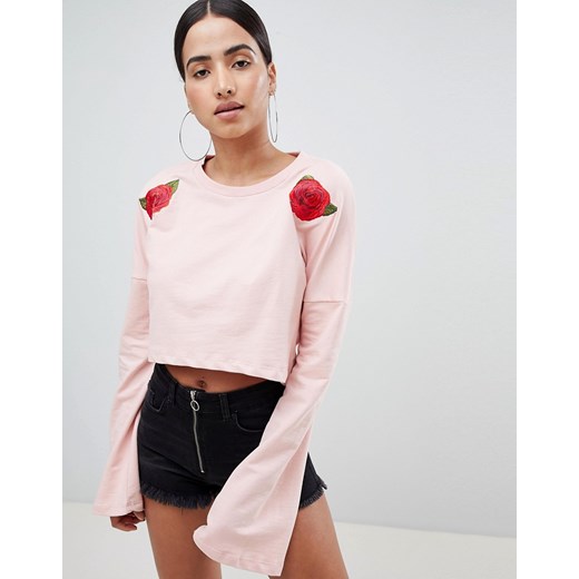 Criminal Damage Elm – Jasnoróżowa bluza o krótkim fasonie z ozdobnymi nadrukami z kwiatem róży-Różowy