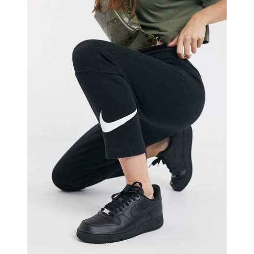 Nike – Czarne joggersy o dopasowanym kroju z logo Swoosh-Czarny