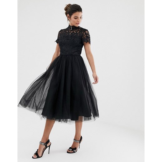 Chi Chi London – Czarna sukienka koronkowa o długości midi z golfem i tiulową spódnicą-Czarny
