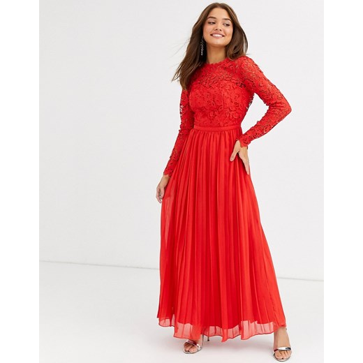 Chi Chi London – Czerwona koronkowa sukienka maxi z muszelkowym wykończeniem z tyłu-Czerwony