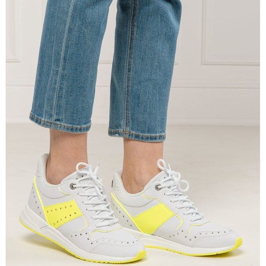Buty sportowe damskie Guess bez wzorów białe na koturnie wiosenne 