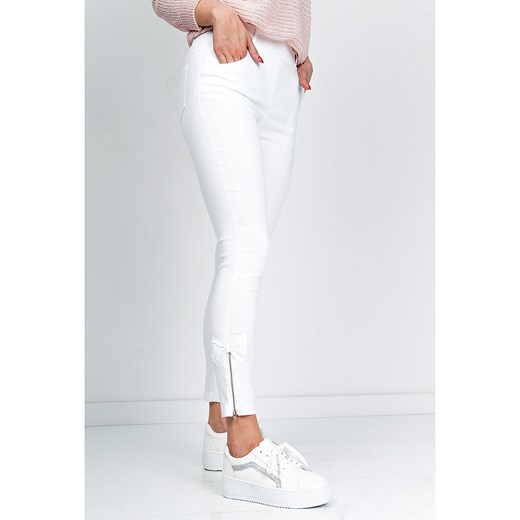 Białe spodnie jeans z zamkiem i kokardką