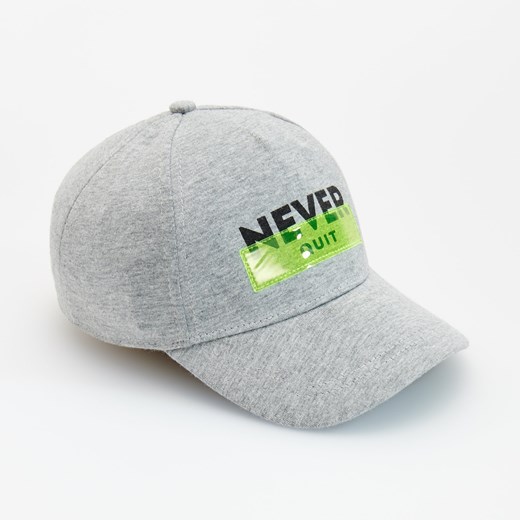 Reserved - Bawełniana czapka z daszkiem z napisem i naszywką - Szary  Reserved S/M 