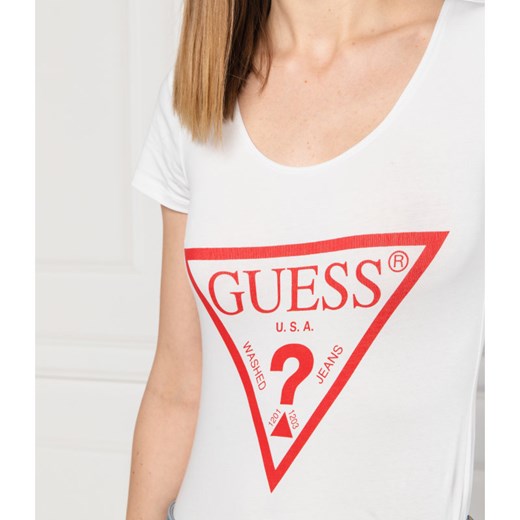Bluzka damska Guess w stylu młodzieżowym biała z napisami 