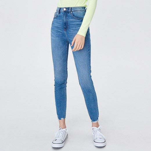 Niebieskie jeansy damskie Sinsay bez wzorów wiosenne 