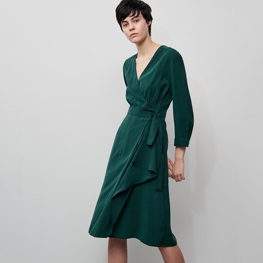 Sukienka zielona Reserved bez wzorów midi z długimi rękawami na wiosnę w serek 