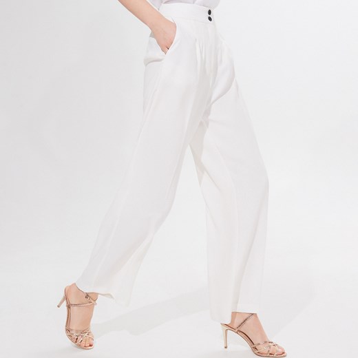 Spodnie damskie białe Mohito bez wzorów na wiosnę eleganckie 