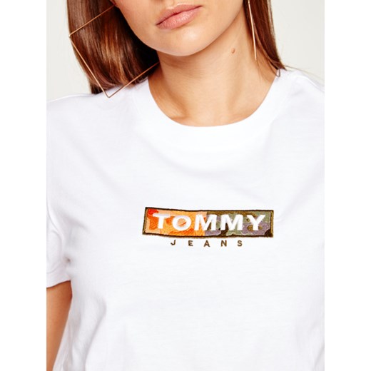Bluzka damska Tommy Jeans z okrągłym dekoltem w stylu młodzieżowym biała z krótkim rękawem 