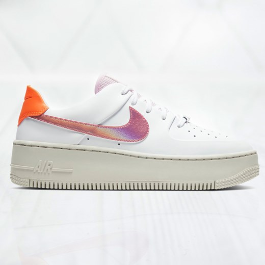 Buty sportowe damskie białe Nike na wiosnę 