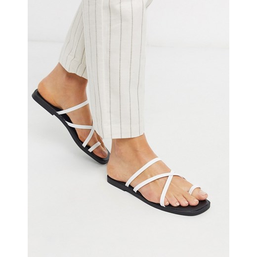 New Look – Białe sandały z pasków na płaskim obcasie z pętelką na palec-Biały