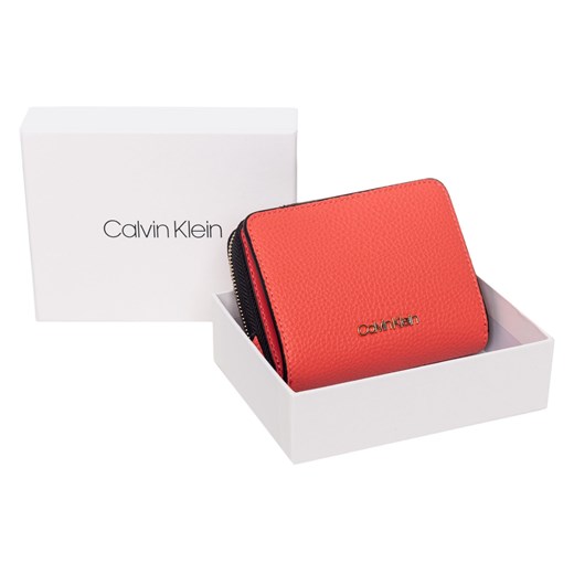 CALVIN KLEIN PORTFEL DAMSKI SIDED ZIPAROUND MD W FLAP CORAL K60K606360 XA4  Calvin Klein  messimo