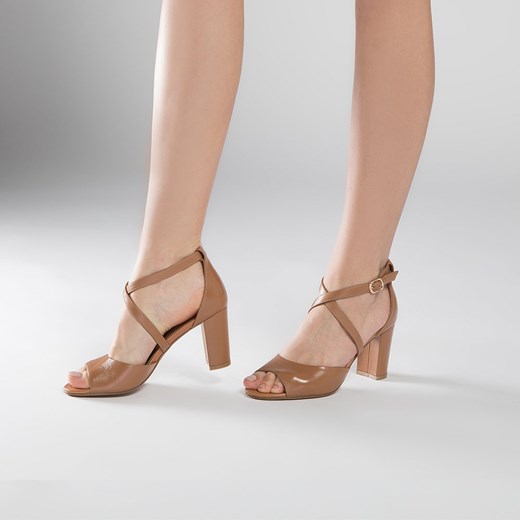Sandały damskie brązowe Wittchen bez wzorów na wysokim obcasie z klamrą skórzane na 