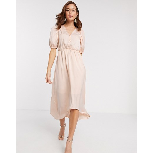 Vero Moda – Jasnoróżowa satynowa sukienka midi z bufkami-Różowy