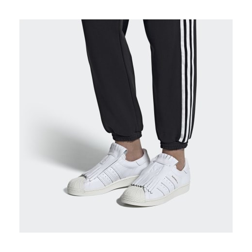 Buty sportowe damskie Adidas boho białe na płaskiej podeszwie na wiosnę 