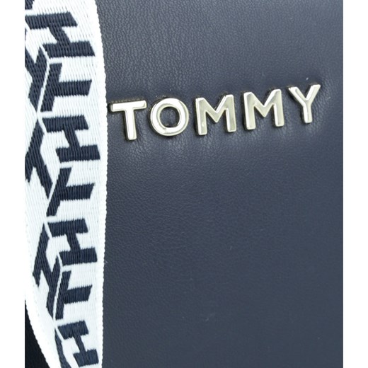 Granatowa listonoszka Tommy Hilfiger z kolorowym paskiem średniej wielkości 