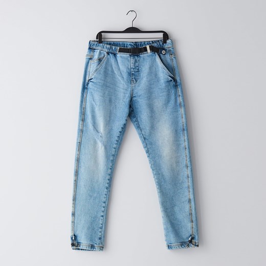 Cropp - Jeansowe joggery z paskiem - Niebieski Cropp  32/32 