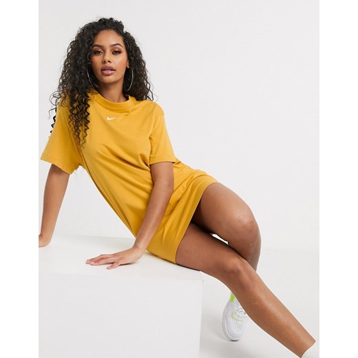 Nike – Ciemnożółta sukienka t-shirtowa oversize z małym logo Swoosh-Żółty