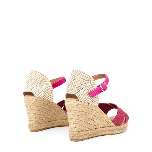 Sandały w kolorze różowo-beżowym na koturnie