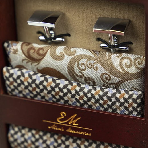 Zestaw Prezentowy dla mężczyzny w kolorze brązowym: krawat + poszetka + spinki zapakowane w pudełko EM 19 Em   EM Men's Accessories