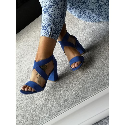Niebieskie sandały damskie Calzado na lato eleganckie 