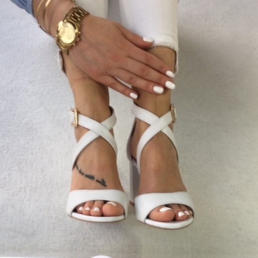 Sandały damskie Calzado bez wzorów białe na wysokim obcasie na eleganckie z klamrą skórzane 