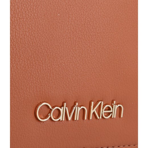Listonoszka Calvin Klein średniej wielkości brązowa przez ramię 