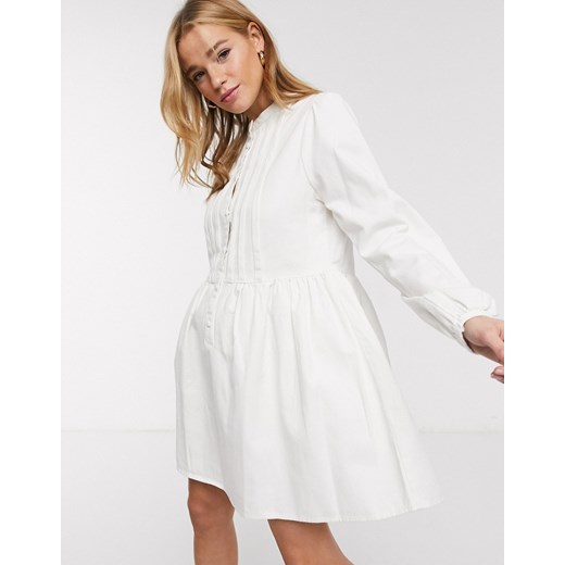 ASOS DESIGN – Biała jeansowa sukienka o luźnym kroju ze szczypankami-Biały