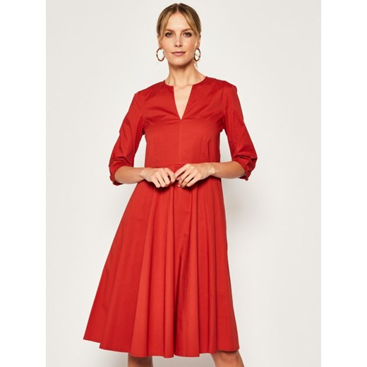 Sukienka Max & Co. elegancka czerwona rozkloszowana z dekoltem w serek na sylwestra z długim rękawem 