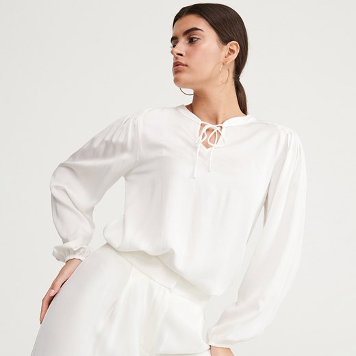 Bluzka damska Reserved biała z długim rękawem na jesień 