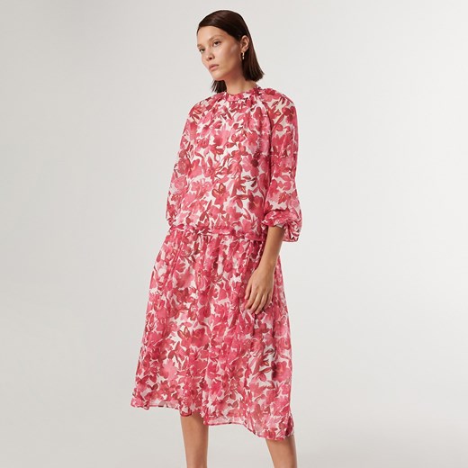 Sukienka Reserved wiosenna na spacer z długim rękawem z okrągłym dekoltem oversize'owa midi 