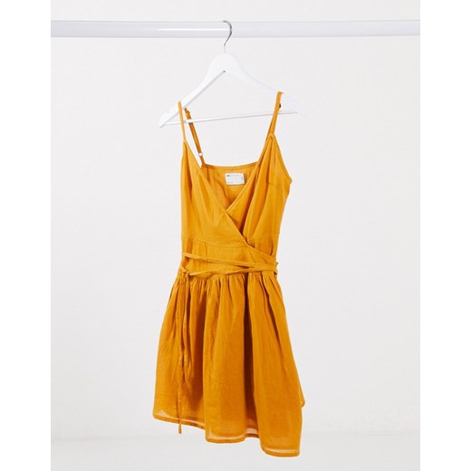 ASOS DESIGN – Letnia sukienka mini z krepy o fasonie kopertowym z wiązaniem w kolorze musztardy-Żółty