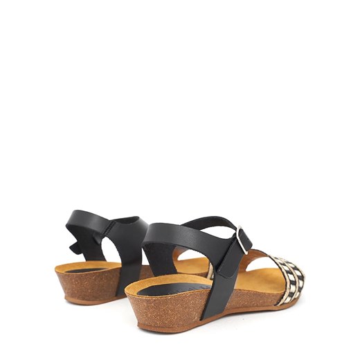 Skórzane sandały w kolorze czarnym na koturnie