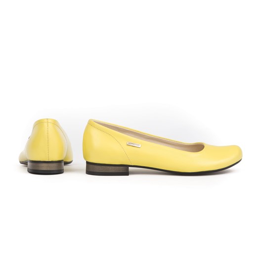 Zapato balerinki żółte bez zapięcia gładkie ze skóry na płaskiej podeszwie 
